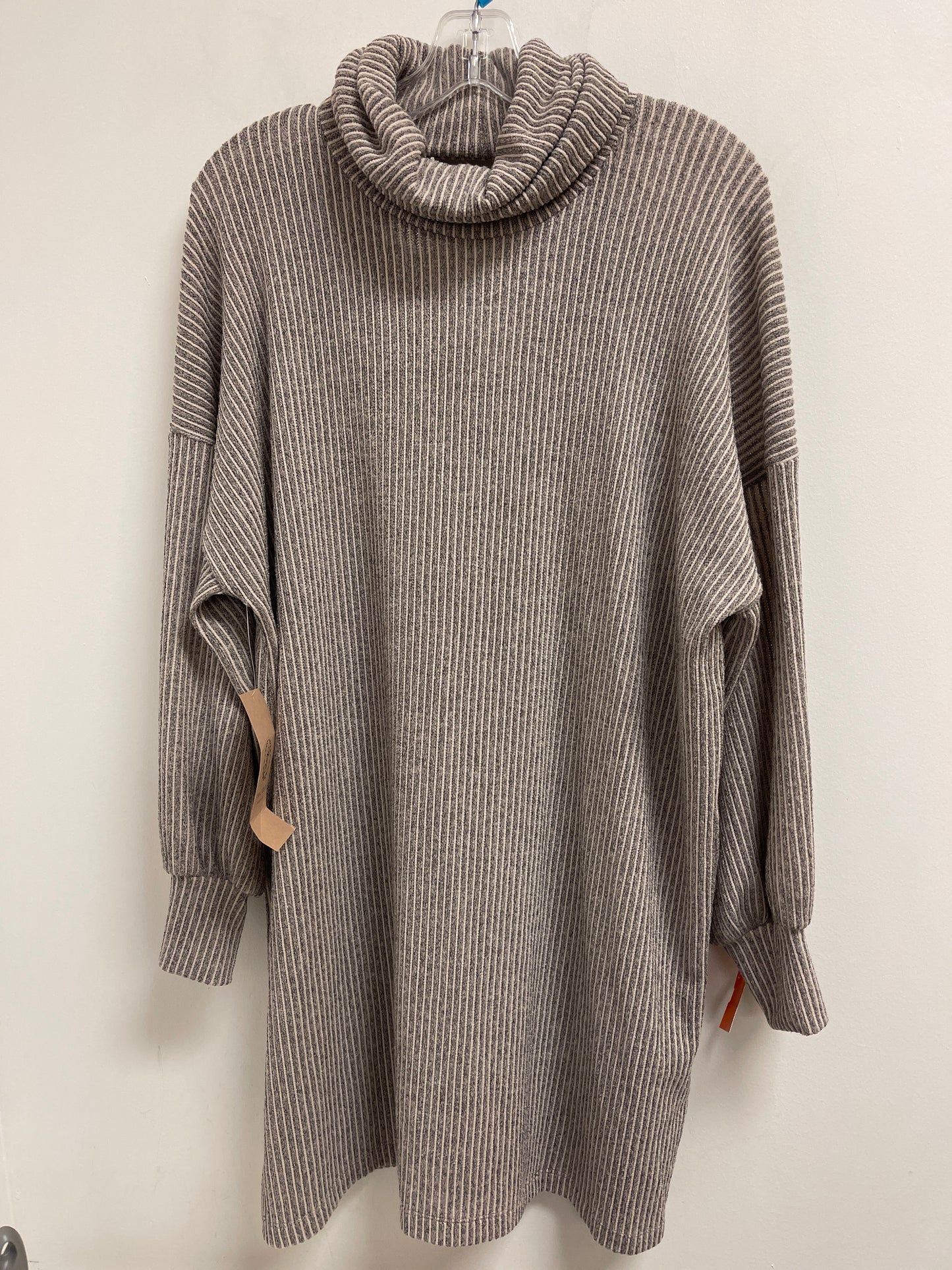 Dress Casual Short By Final Touch In Grey, Size: S