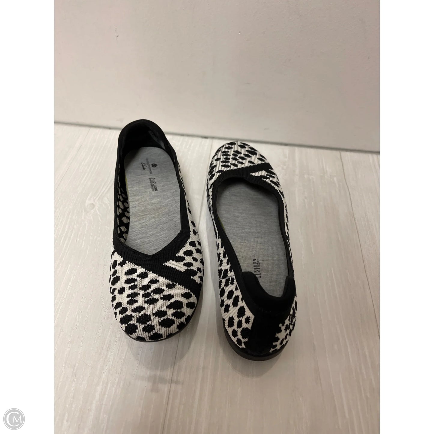 Shoes Flats By Clarks In Black & White, Size: 7