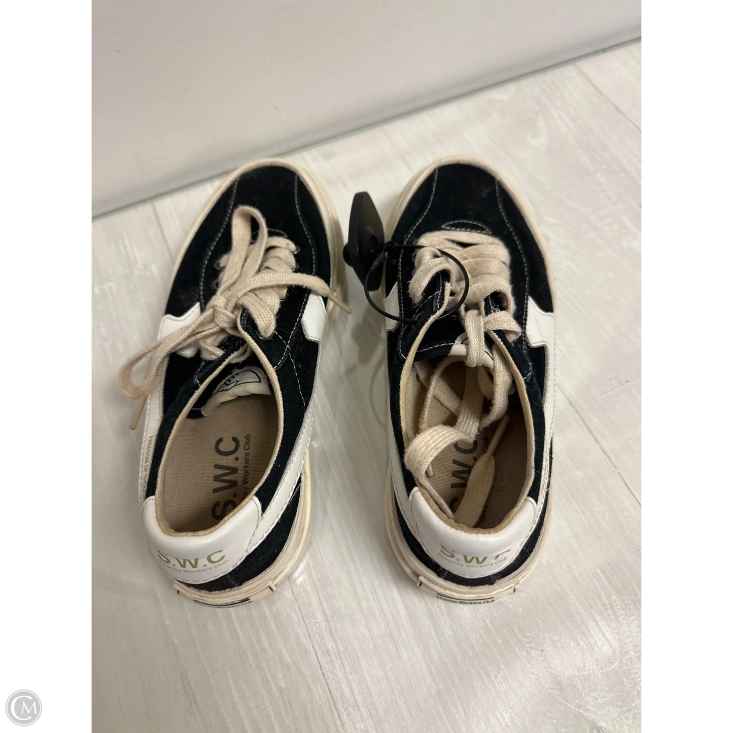 Shoes Sneakers By Clothes Mentor In Black & White, Size: 5.5