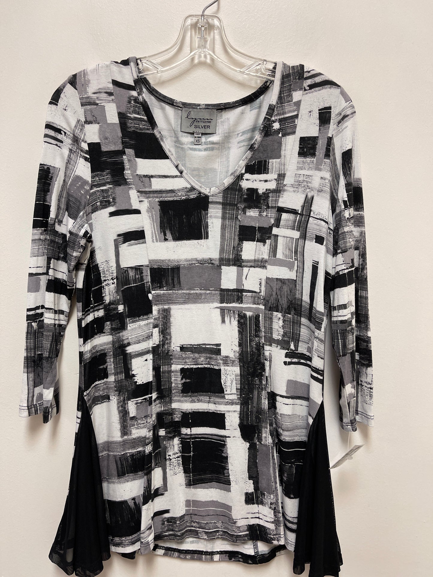 Top Long Sleeve By Clothes Mentor In Black & White, Size: Xs