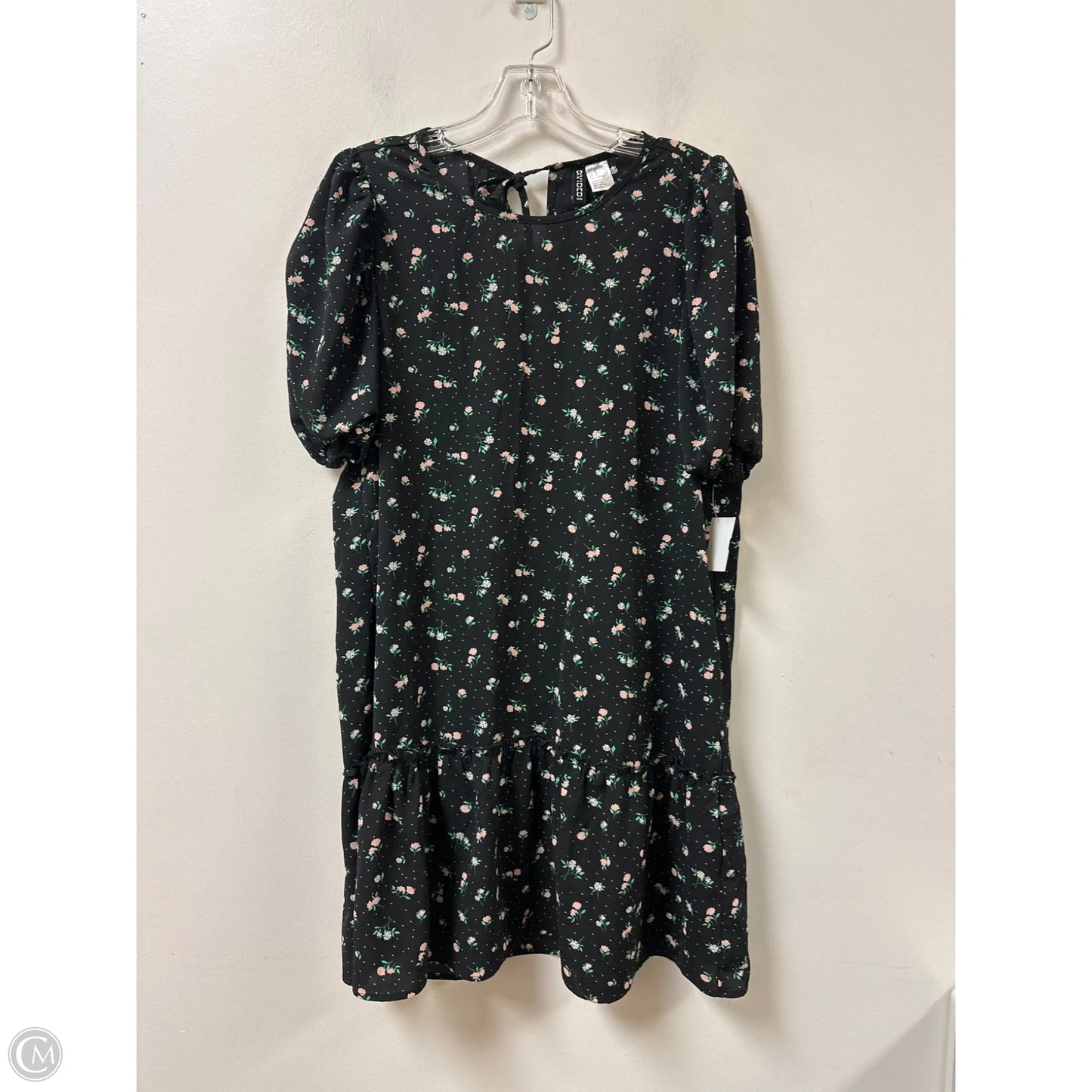 Dress Casual Short By Divided In Black & Pink, Size: M