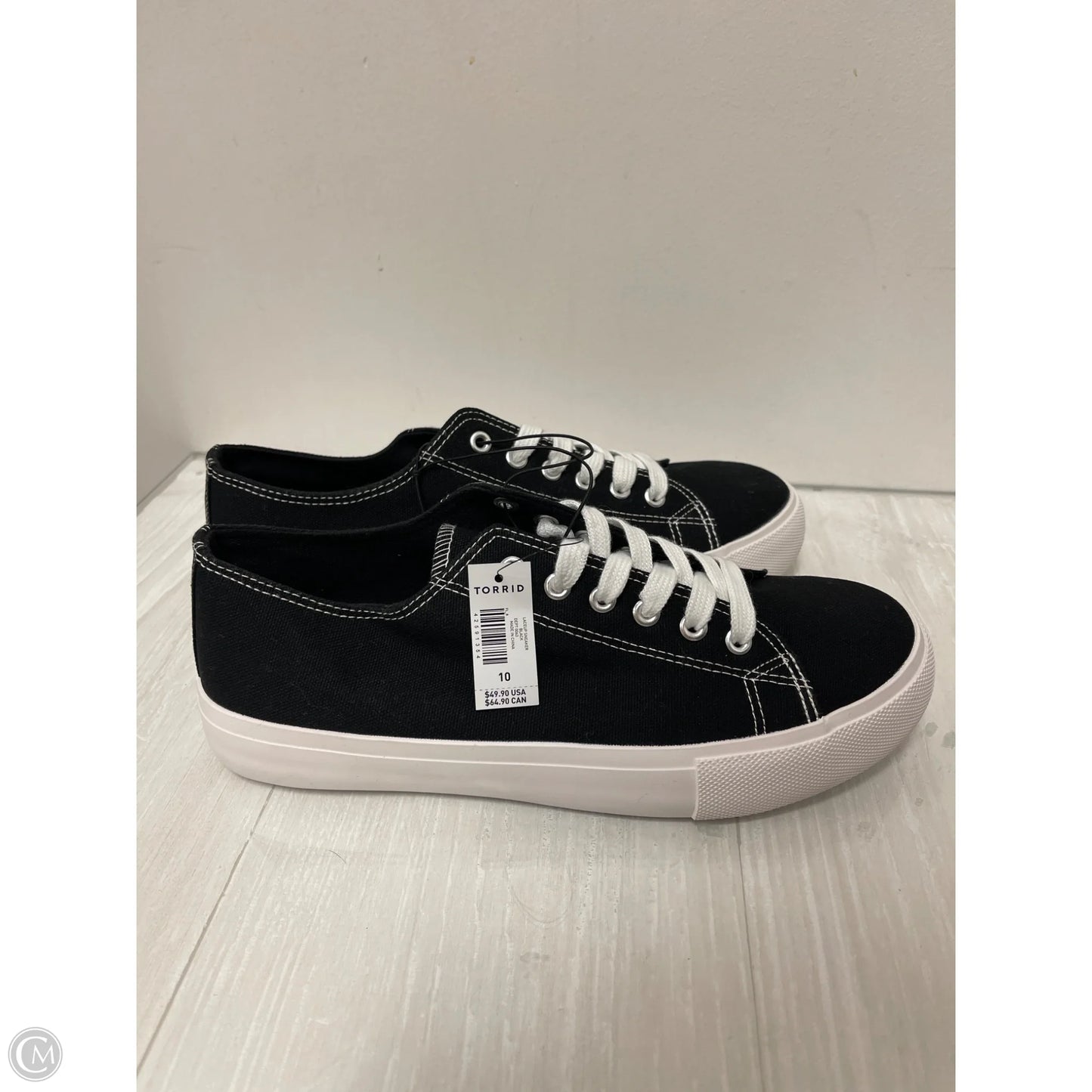 Shoes Sneakers By Torrid In Black & White, Size: 10