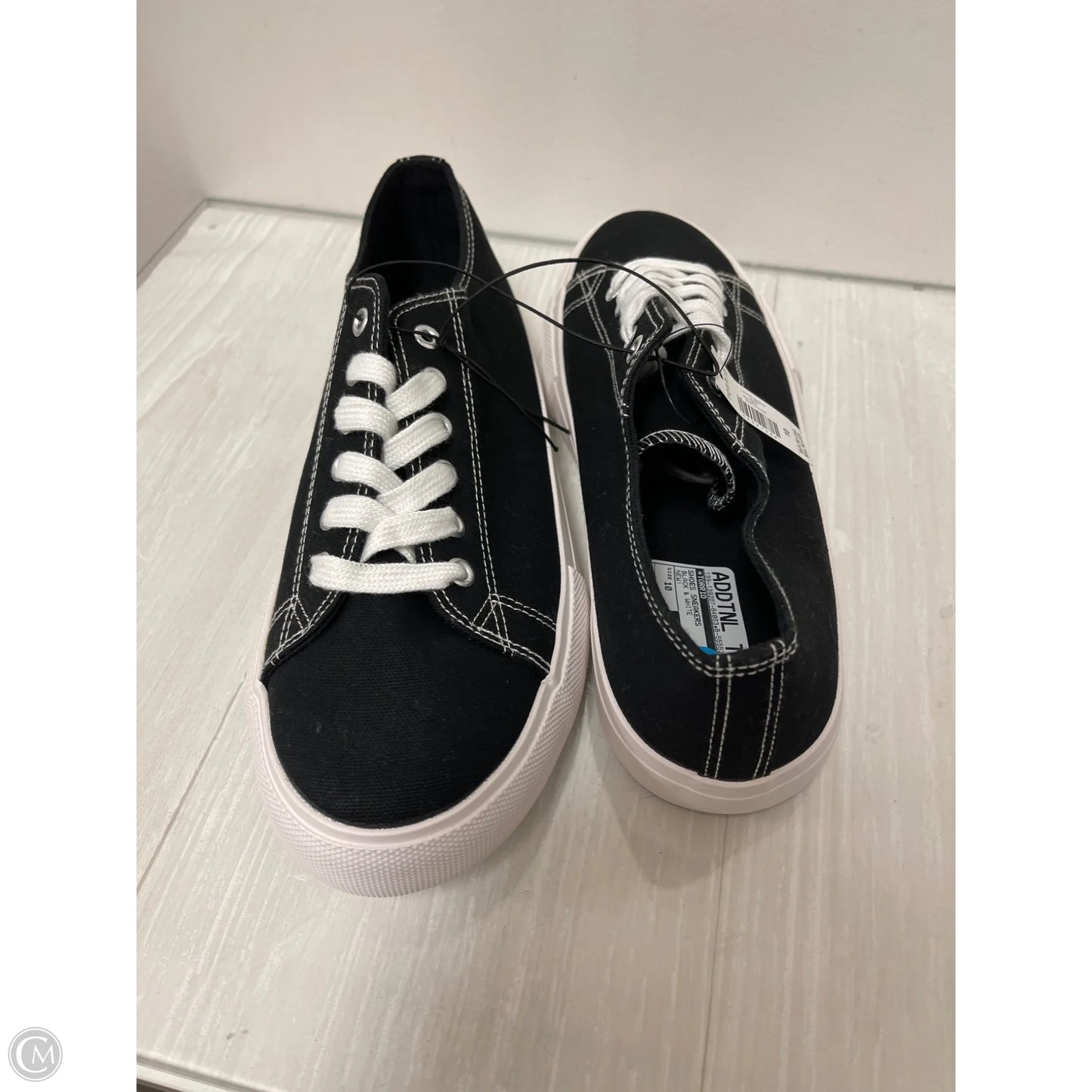 Shoes Sneakers By Torrid In Black & White, Size: 10