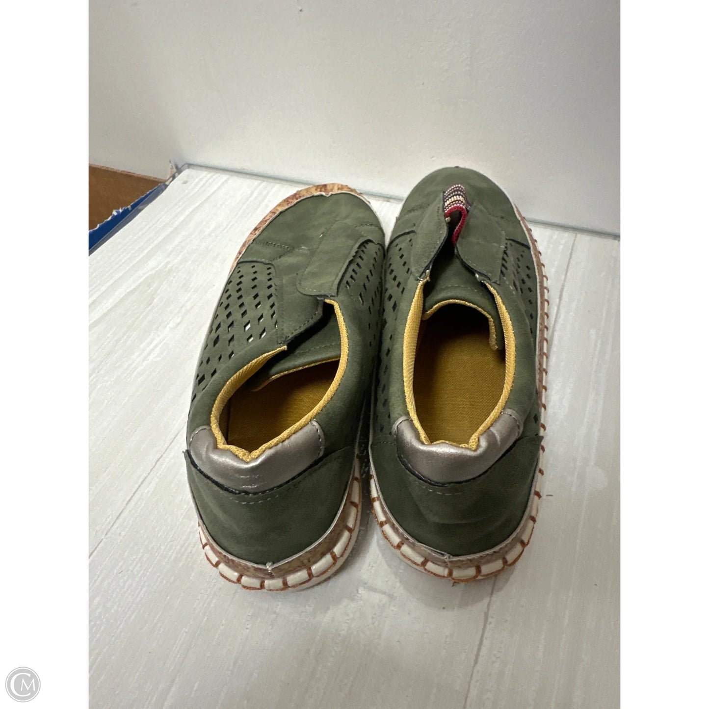 Shoes Sneakers By Clothes Mentor In Green, Size: 8