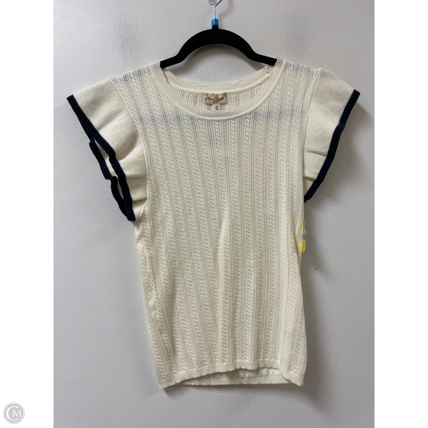 Top Short Sleeve By Hem & Thread In Cream, Size: M