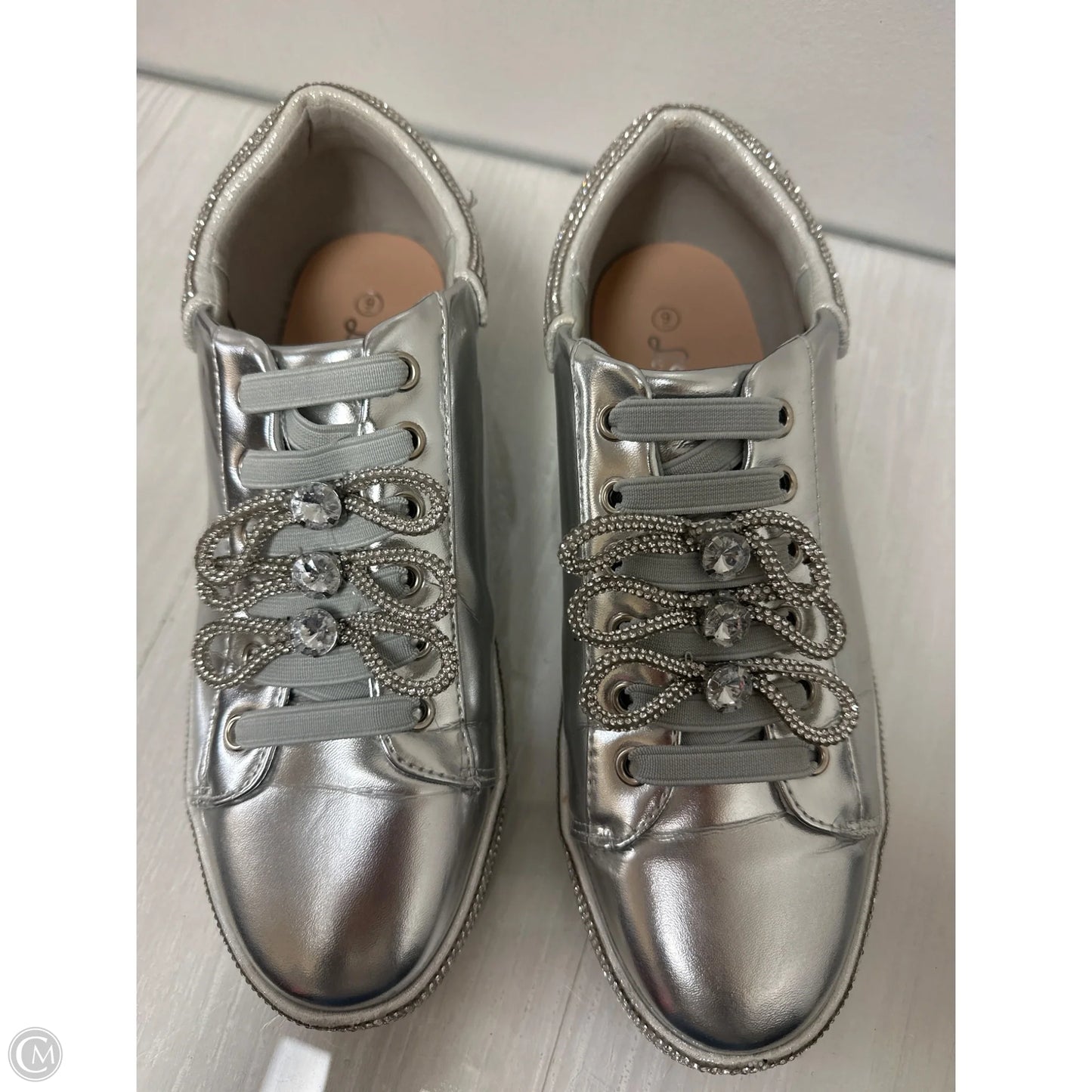 Shoes Sneakers By Clothes Mentor In Silver, Size: 9