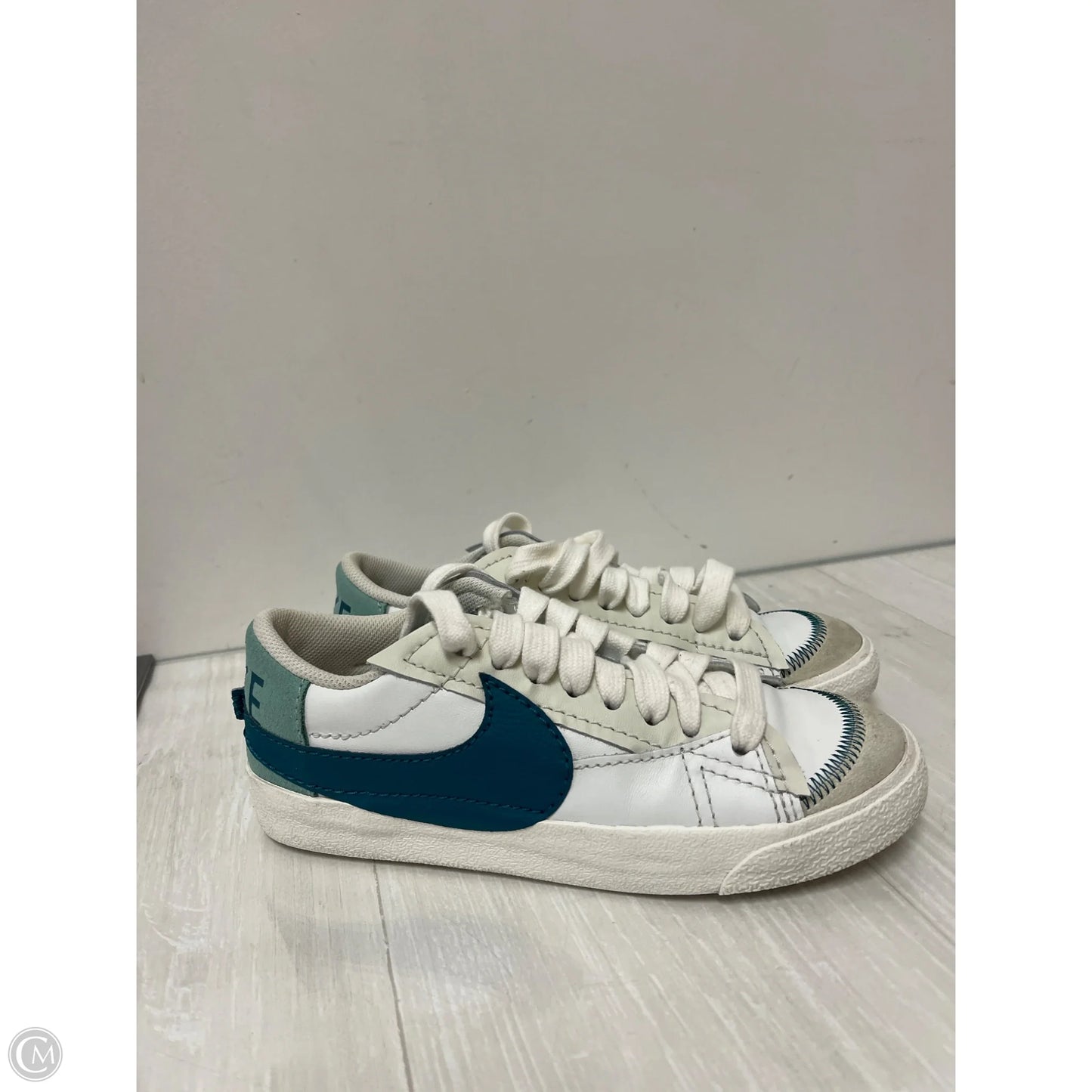 Shoes Sneakers By Nike In Green & White, Size: 8