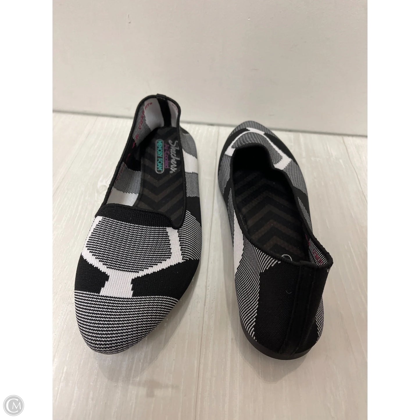 Shoes Flats By Skechers In Black & White, Size: 11