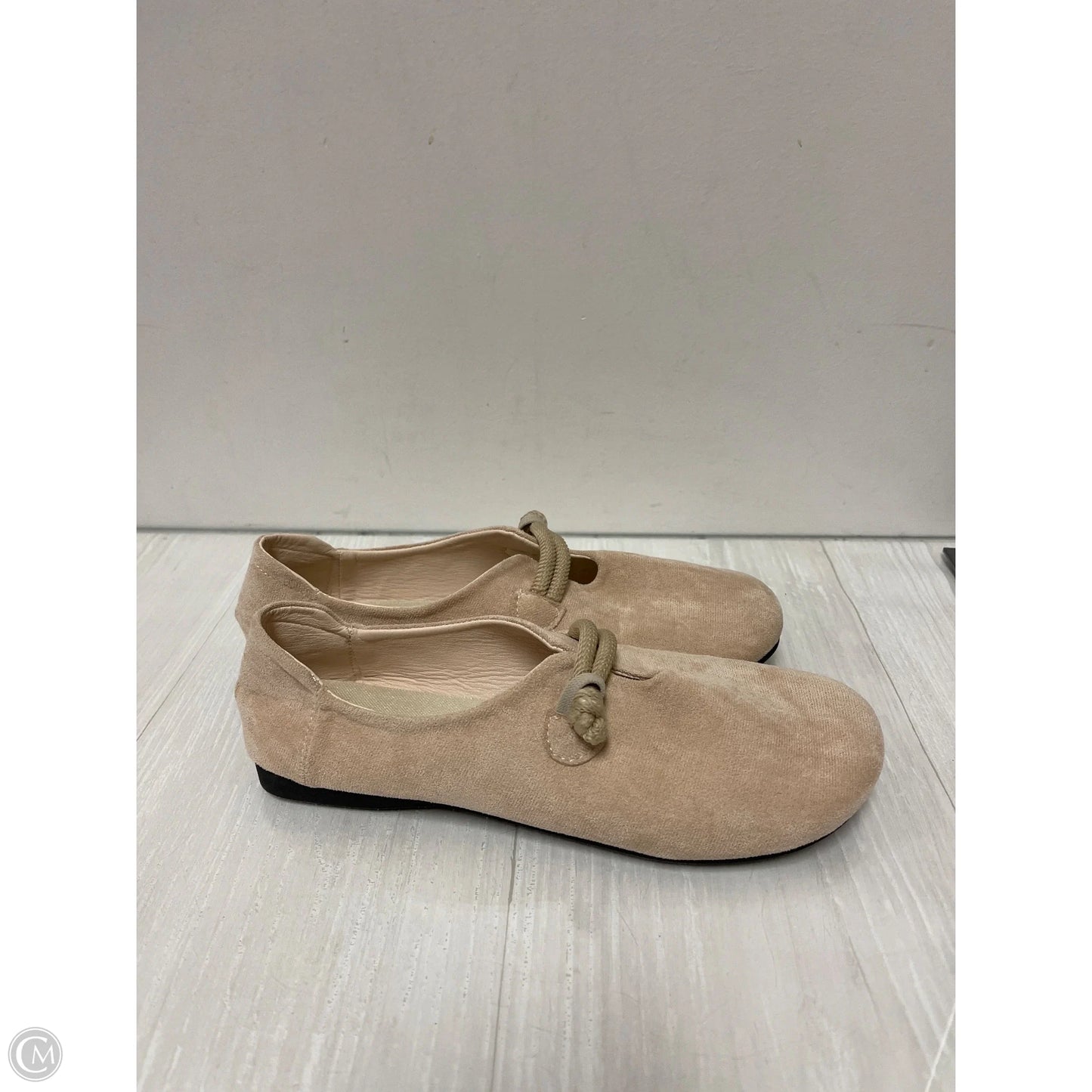 Shoes Flats By Clothes Mentor In Cream, Size: 9.5