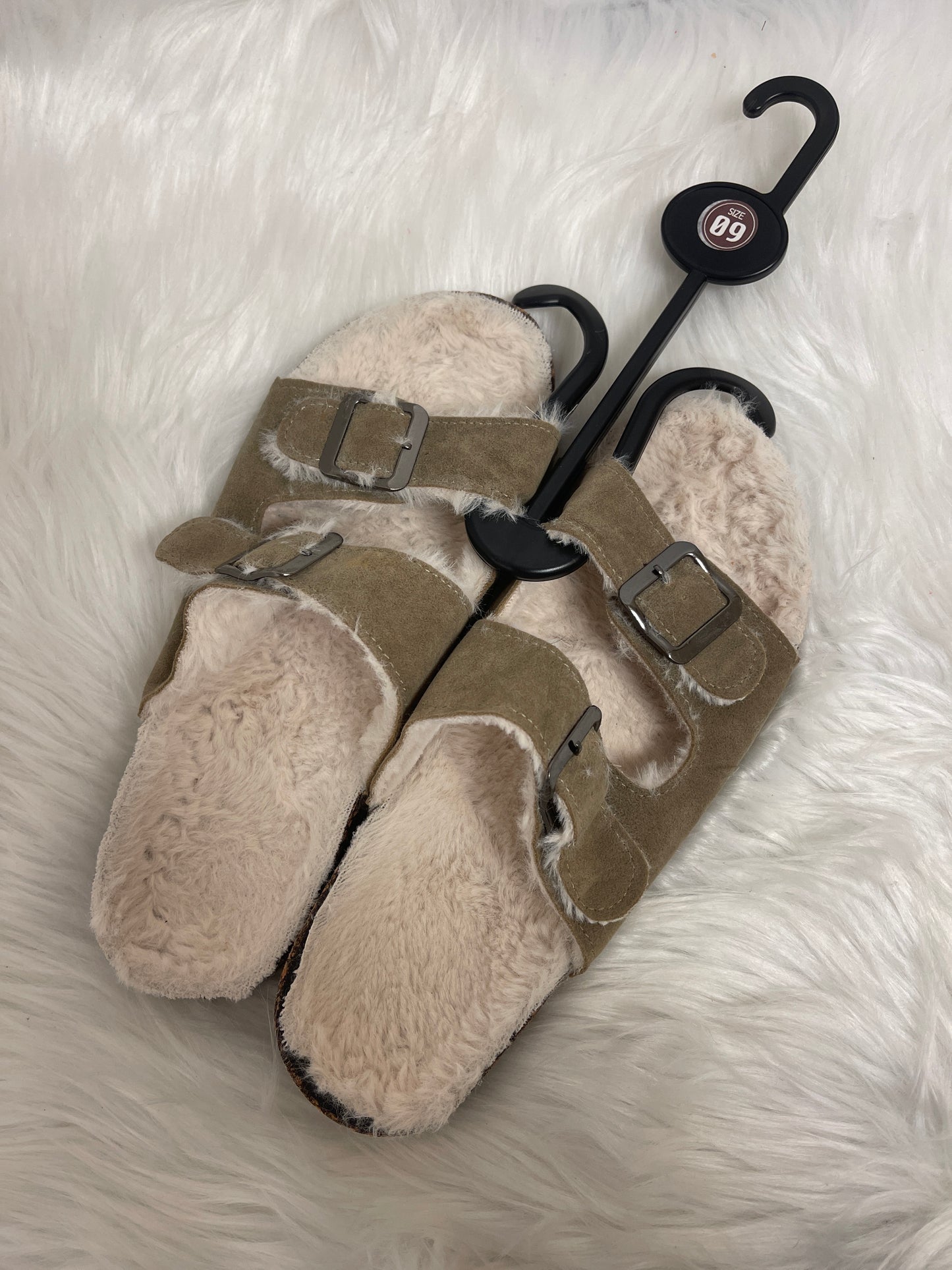 Sandals Flats By Clothes Mentor Size: 9.5