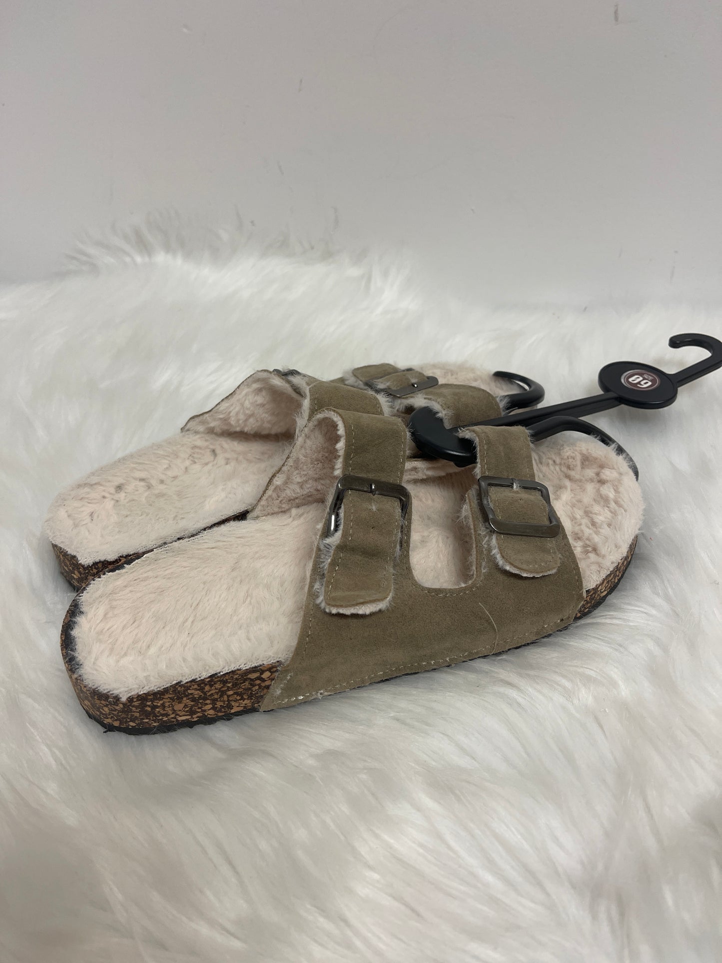 Sandals Flats By Clothes Mentor Size: 9.5