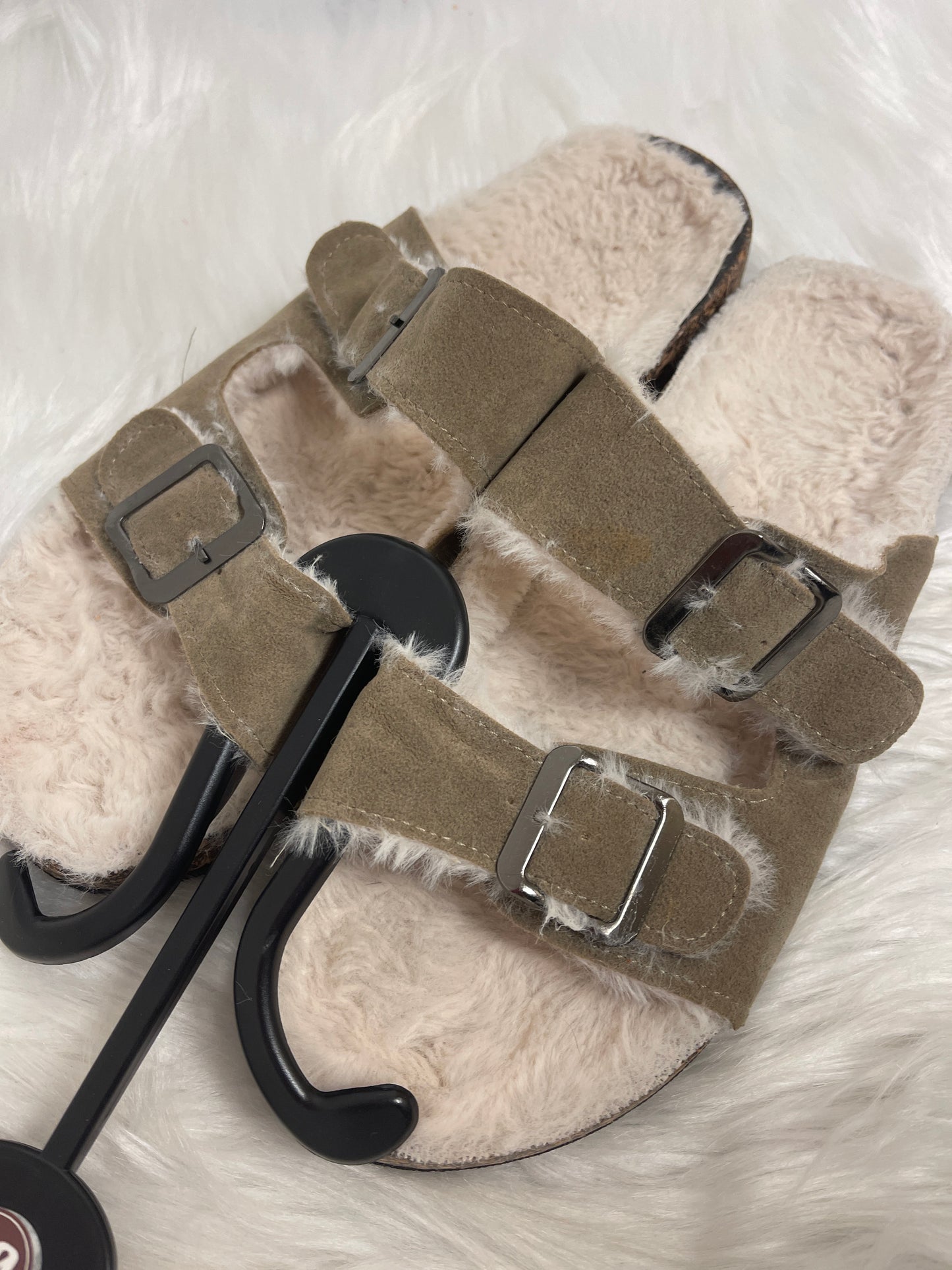 Sandals Flats By Clothes Mentor Size: 9.5