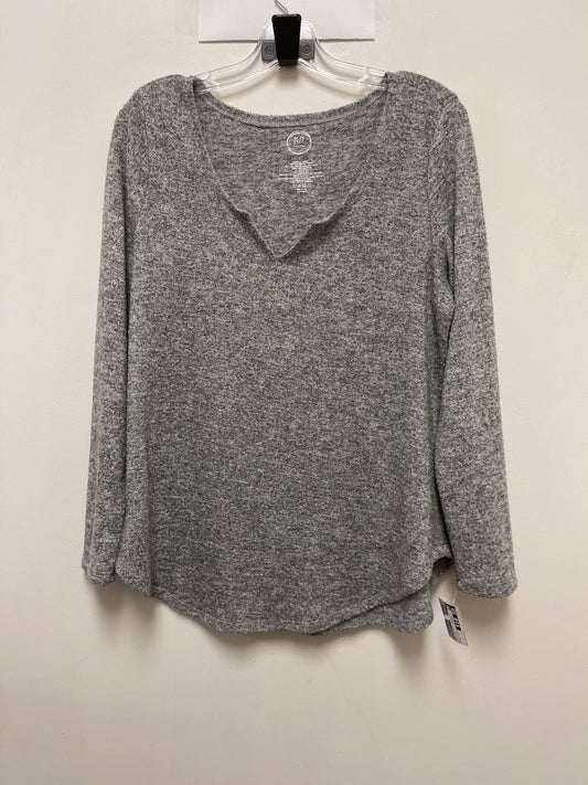 Top Long Sleeve By Maurices In Grey, Size: L