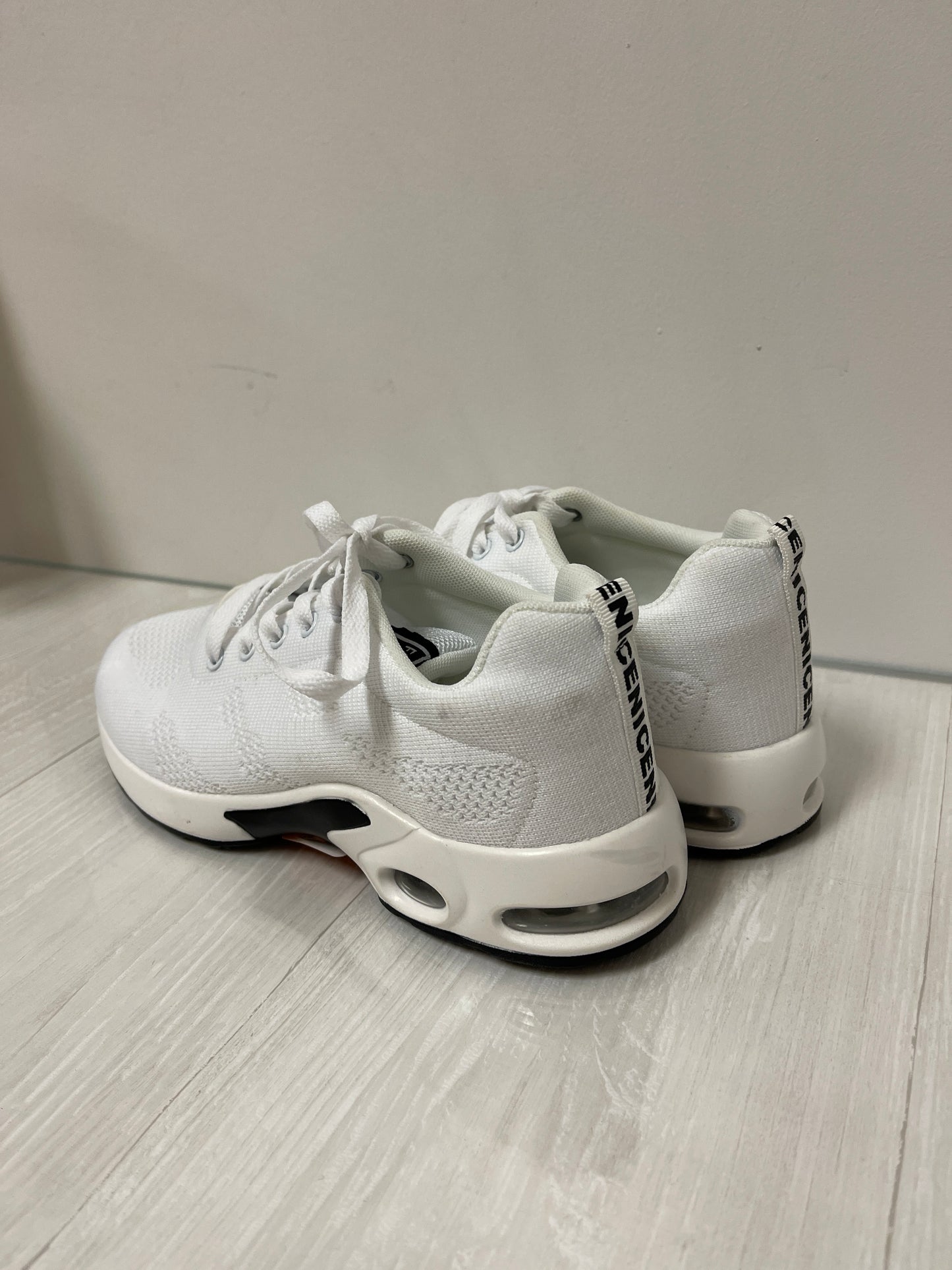 Shoes Athletic By Clothes Mentor In White, Size: 8.5