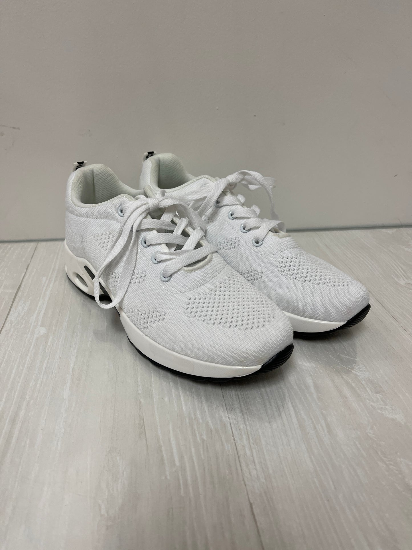 Shoes Athletic By Clothes Mentor In White, Size: 8.5