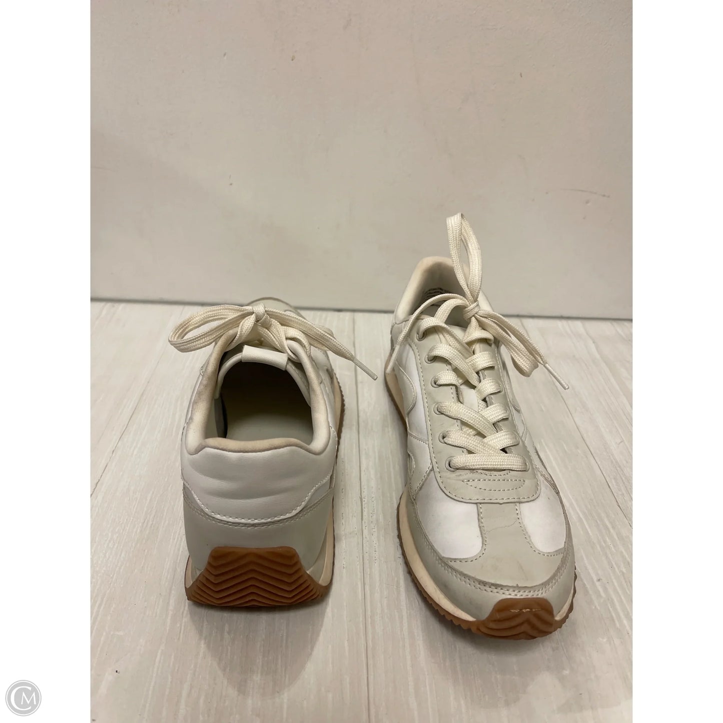 Shoes Sneakers By Clothes Mentor In White, Size: 9.5