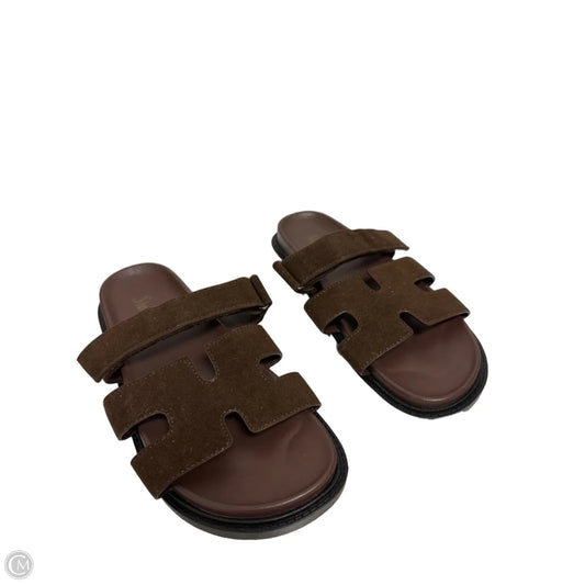 Sandals Flats By Clothes Mentor In Brown, Size: 7