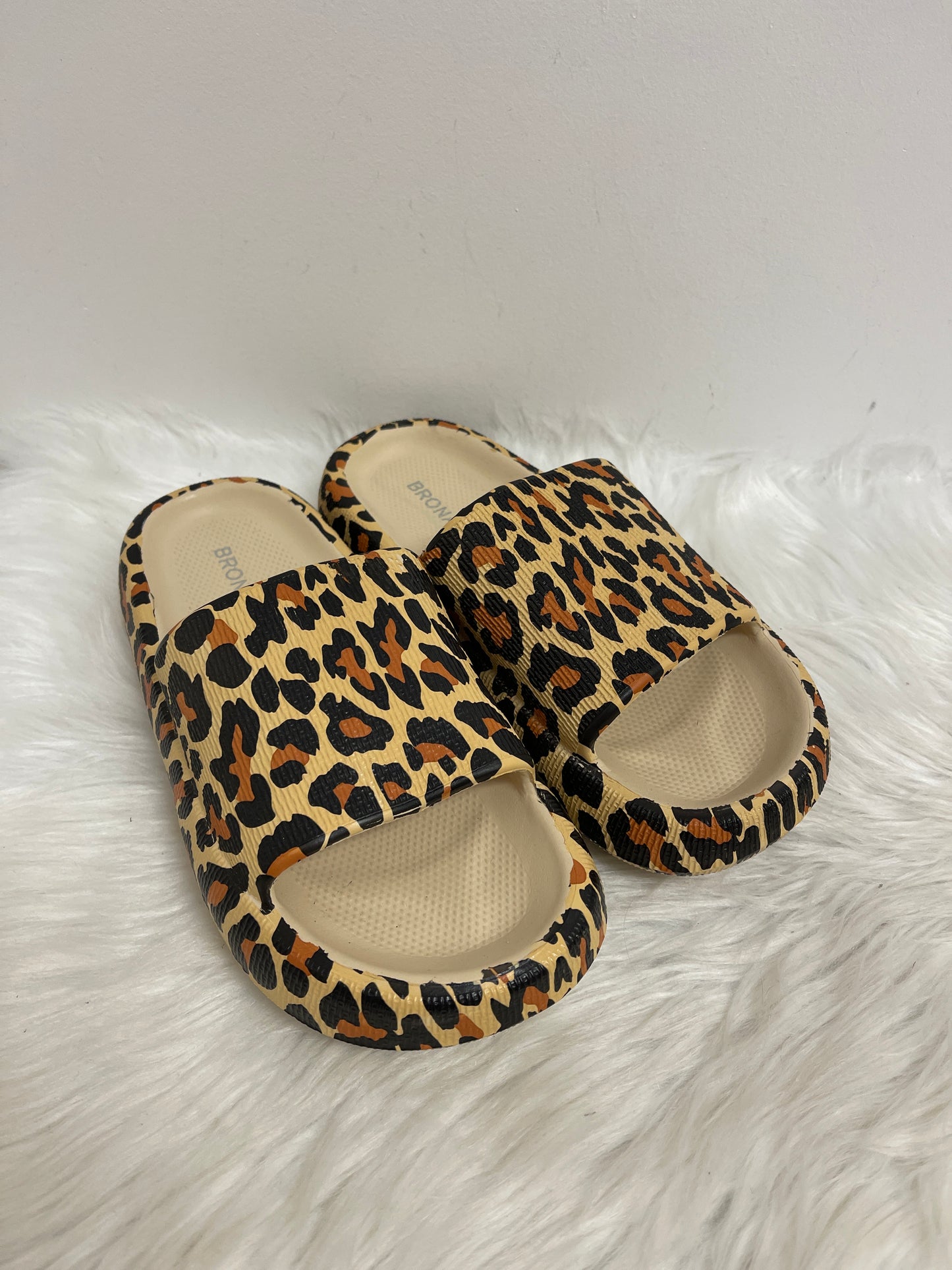 Sandals Flats By Clothes Mentor In Animal Print, Size: 9