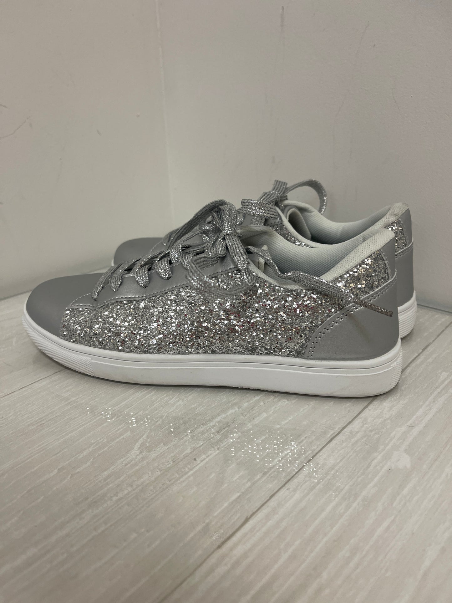 Shoes Sneakers By Clothes Mentor In Silver, Size: 7