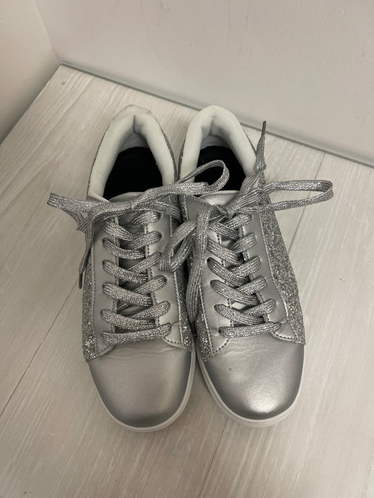 Shoes Sneakers By Clothes Mentor In Silver, Size: 7