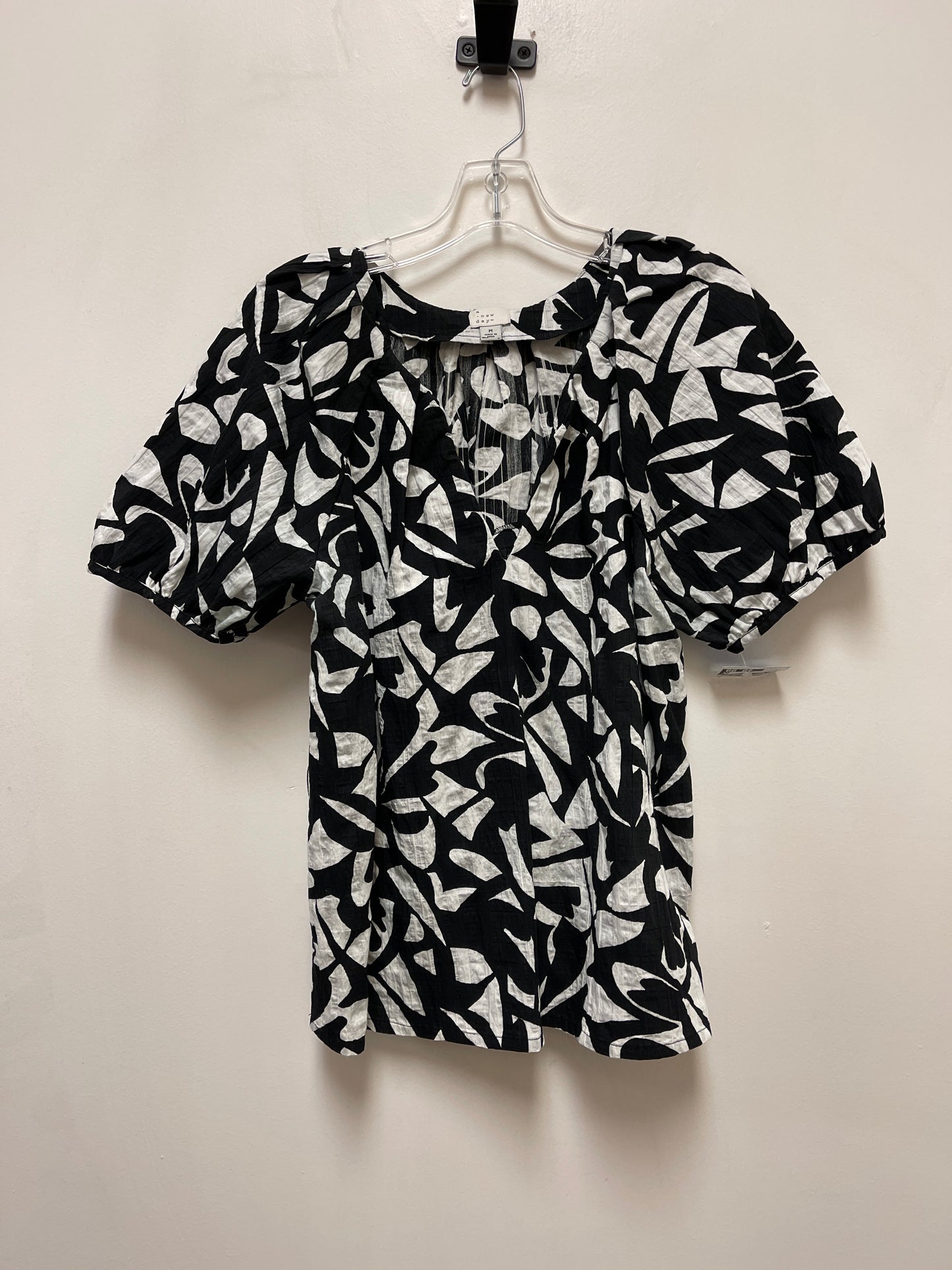 Top Short Sleeve By A New Day In Black & White, Size: M