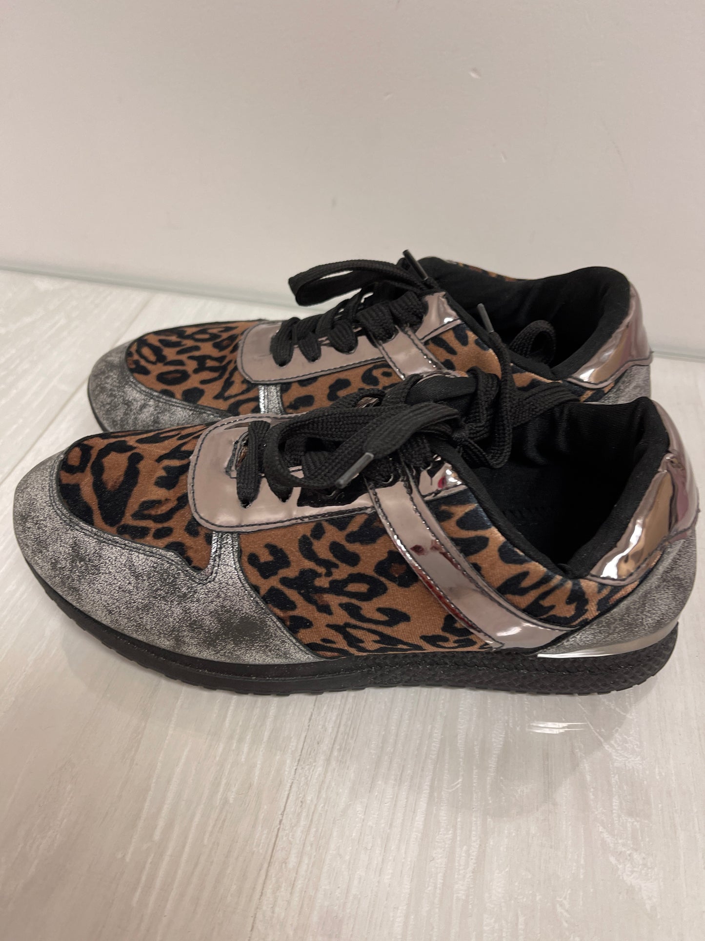 Shoes Sneakers By Forever In Animal Print, Size: 7.5