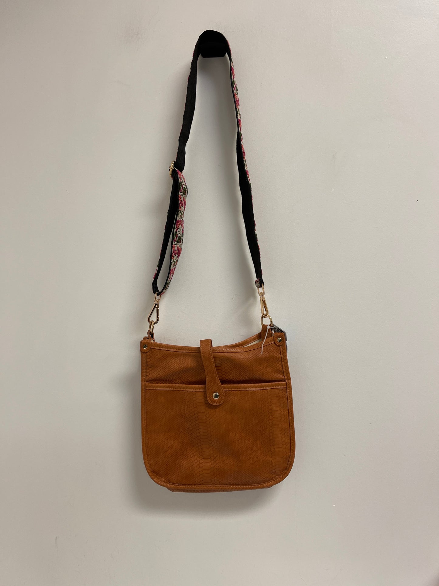 Crossbody By Clothes Mentor, Size: Large