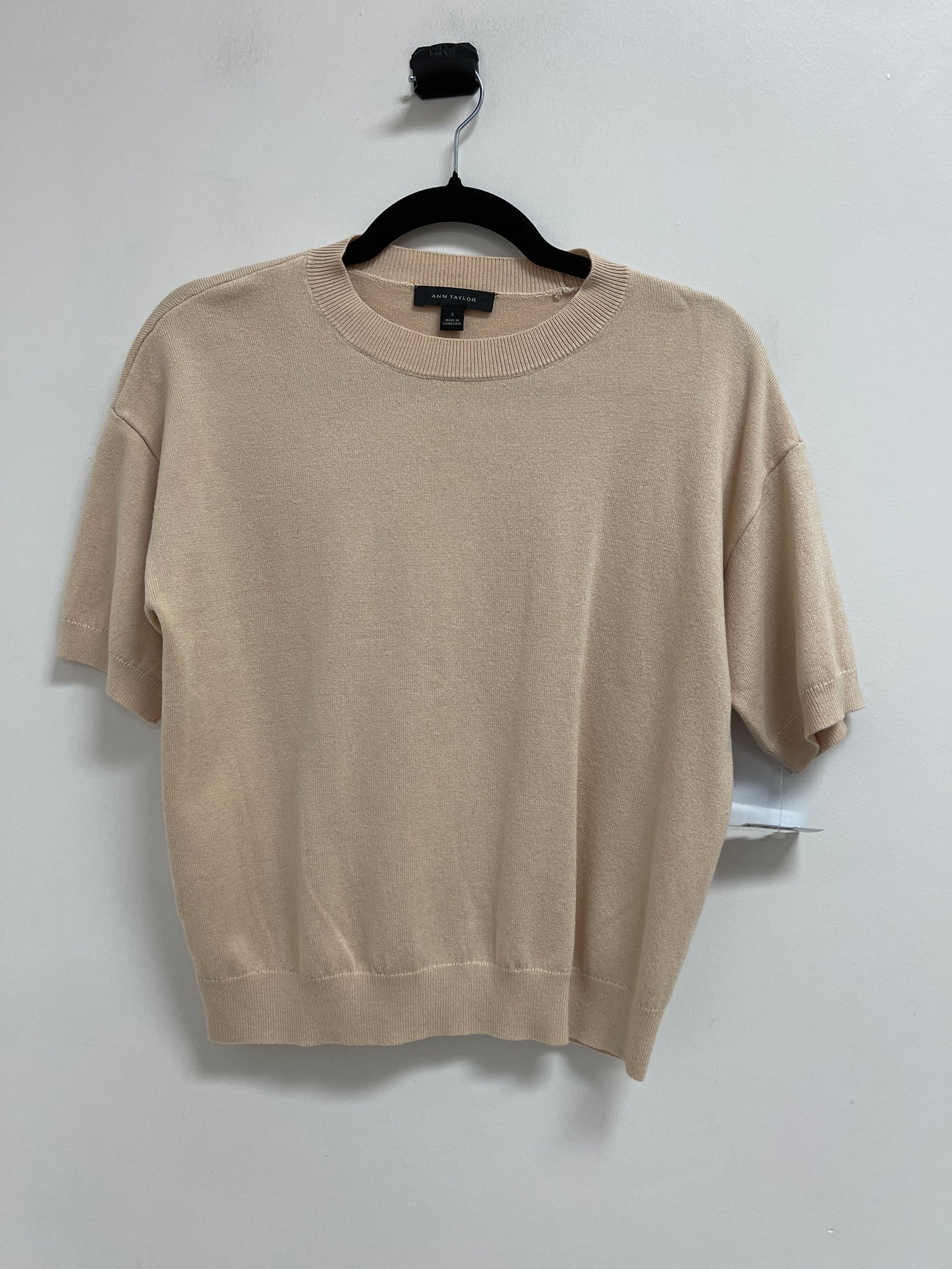 Sweater Short Sleeve By Ann Taylor In Cream, Size: S