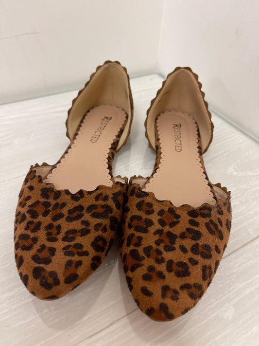 Shoes Flats By Restricted In Animal Print, Size: 8.5