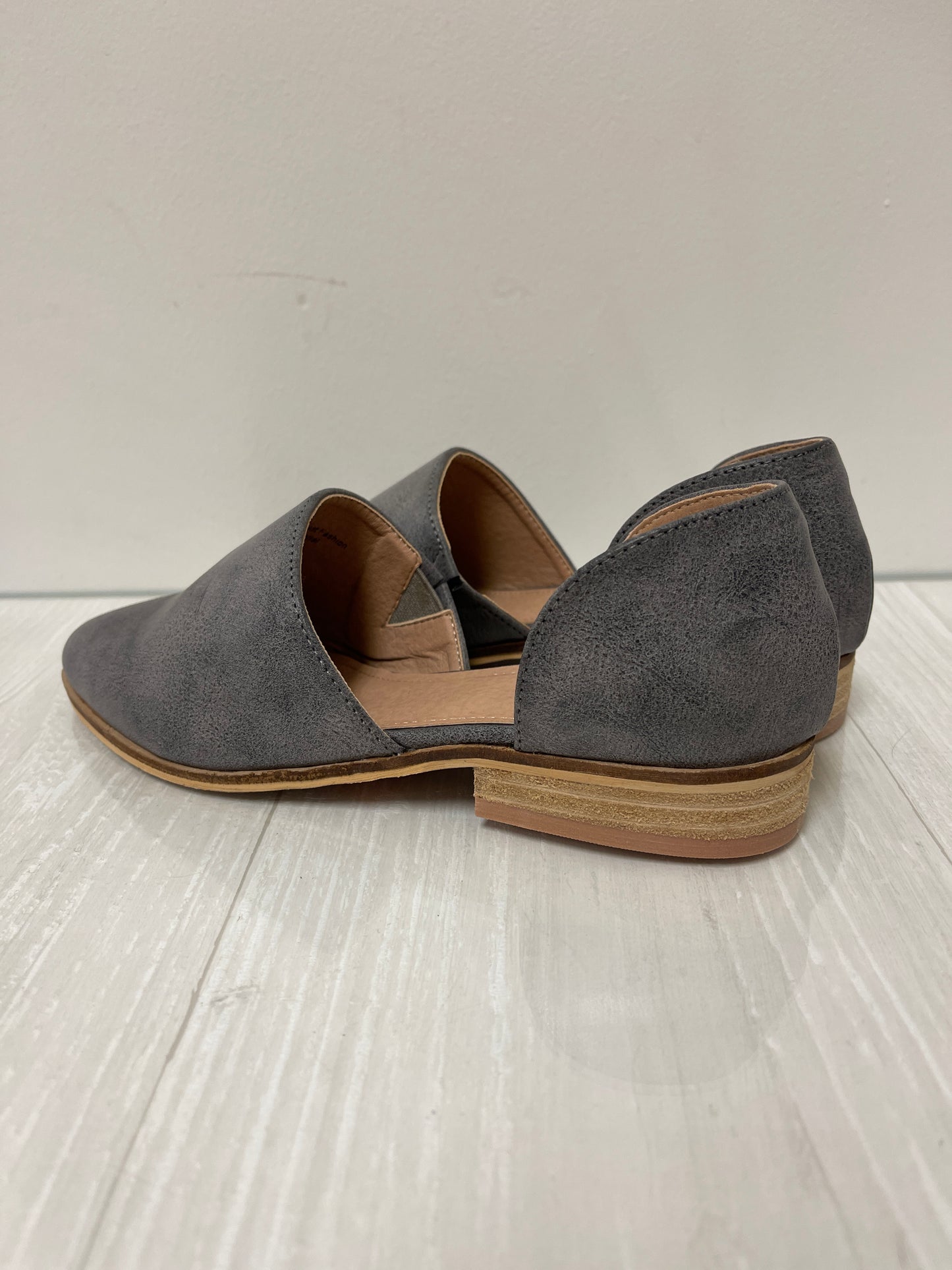 Shoes Flats By Clothes Mentor In Grey, Size: 6