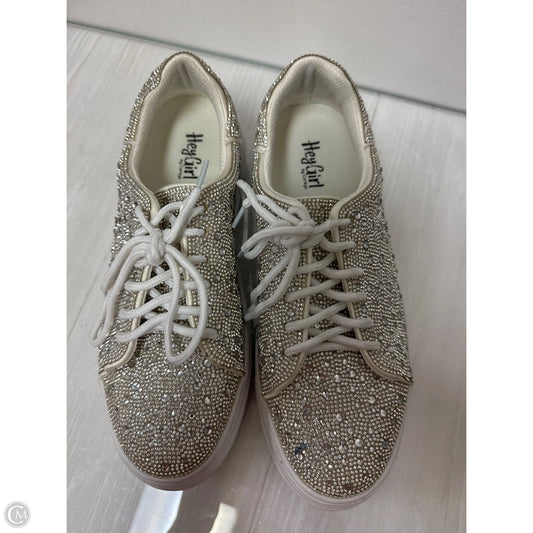 Shoes Sneakers By Clothes Mentor In Silver, Size: 9
