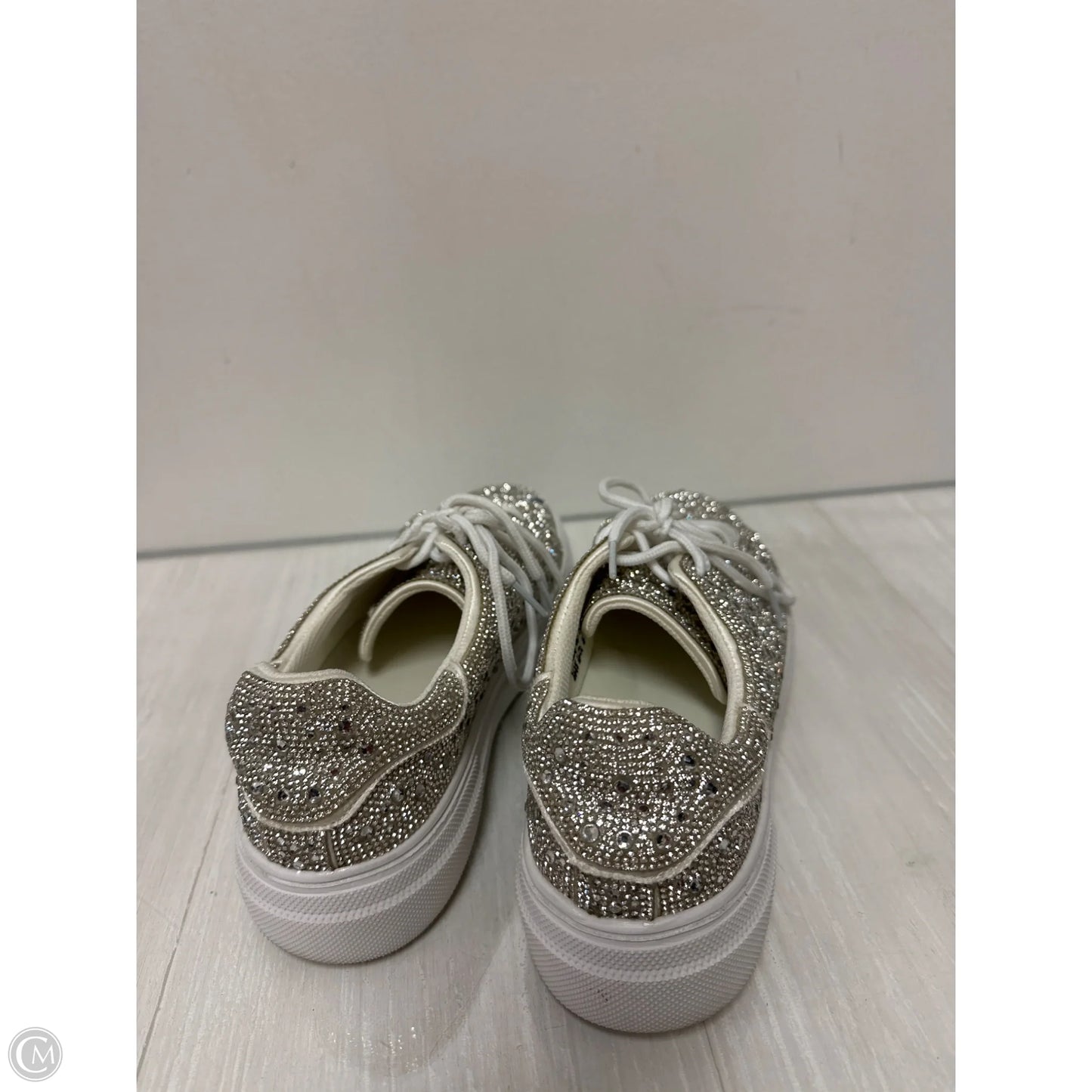 Shoes Sneakers By Clothes Mentor In Silver, Size: 9