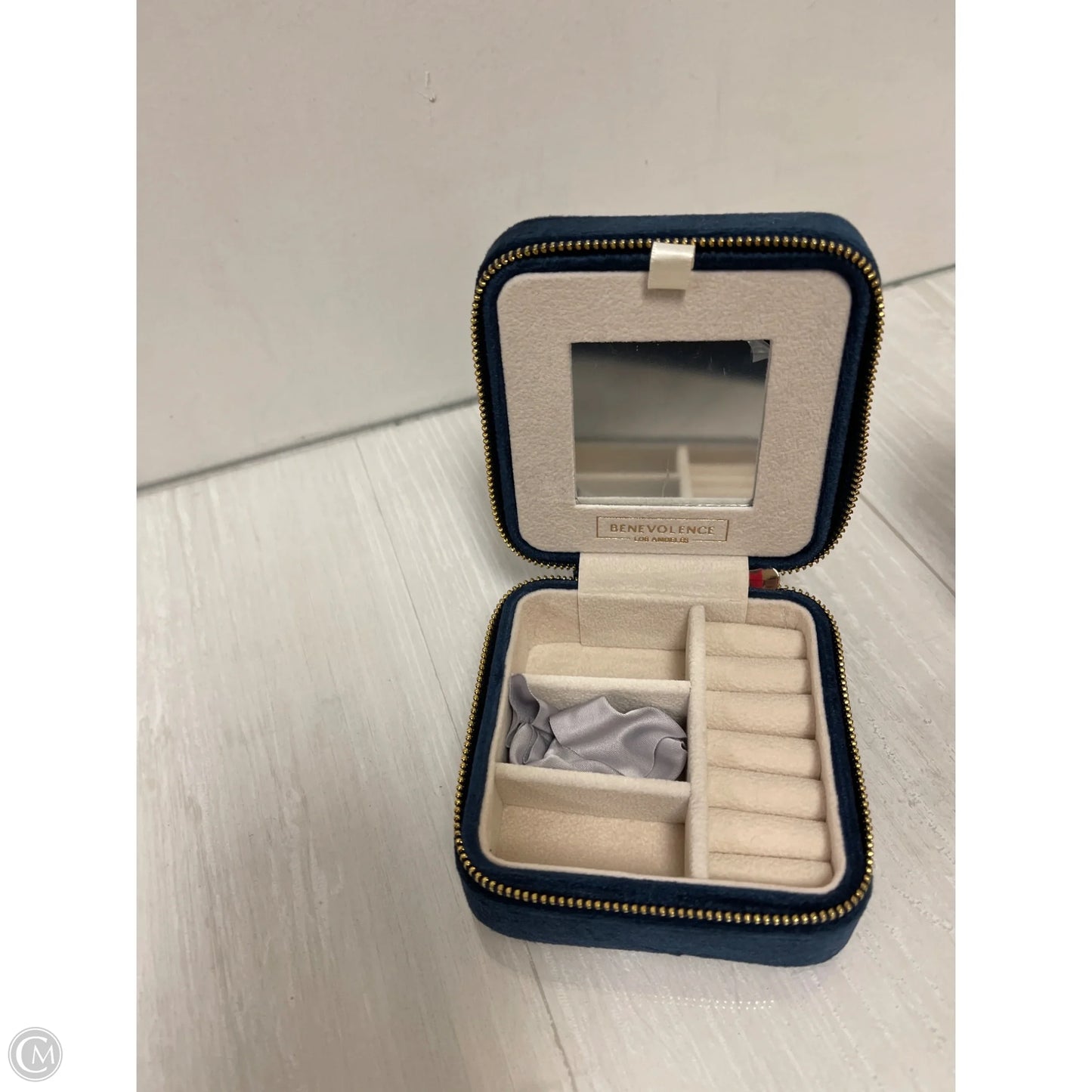 Jewelry Case By Clothes Mentor, Size: Medium