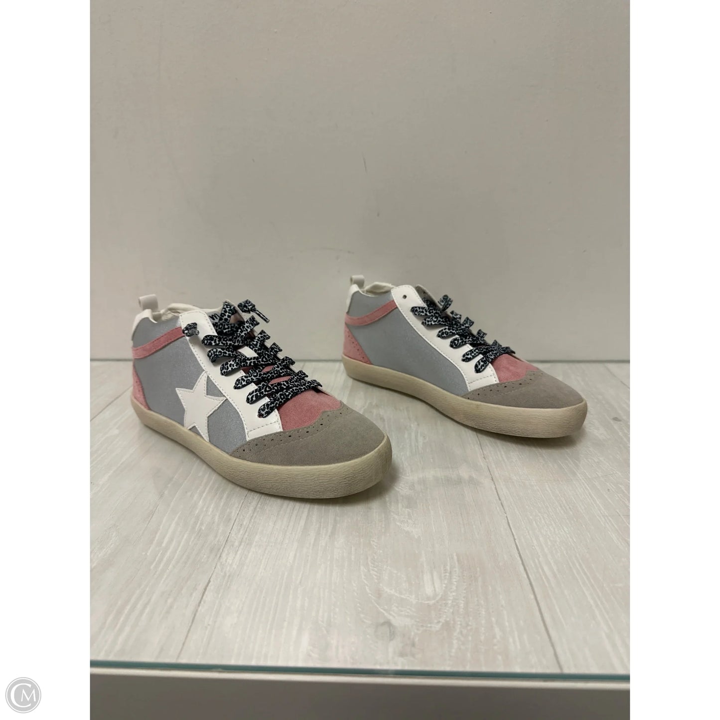 Shoes Sneakers By Clothes Mentor In Grey & Pink, Size: 8