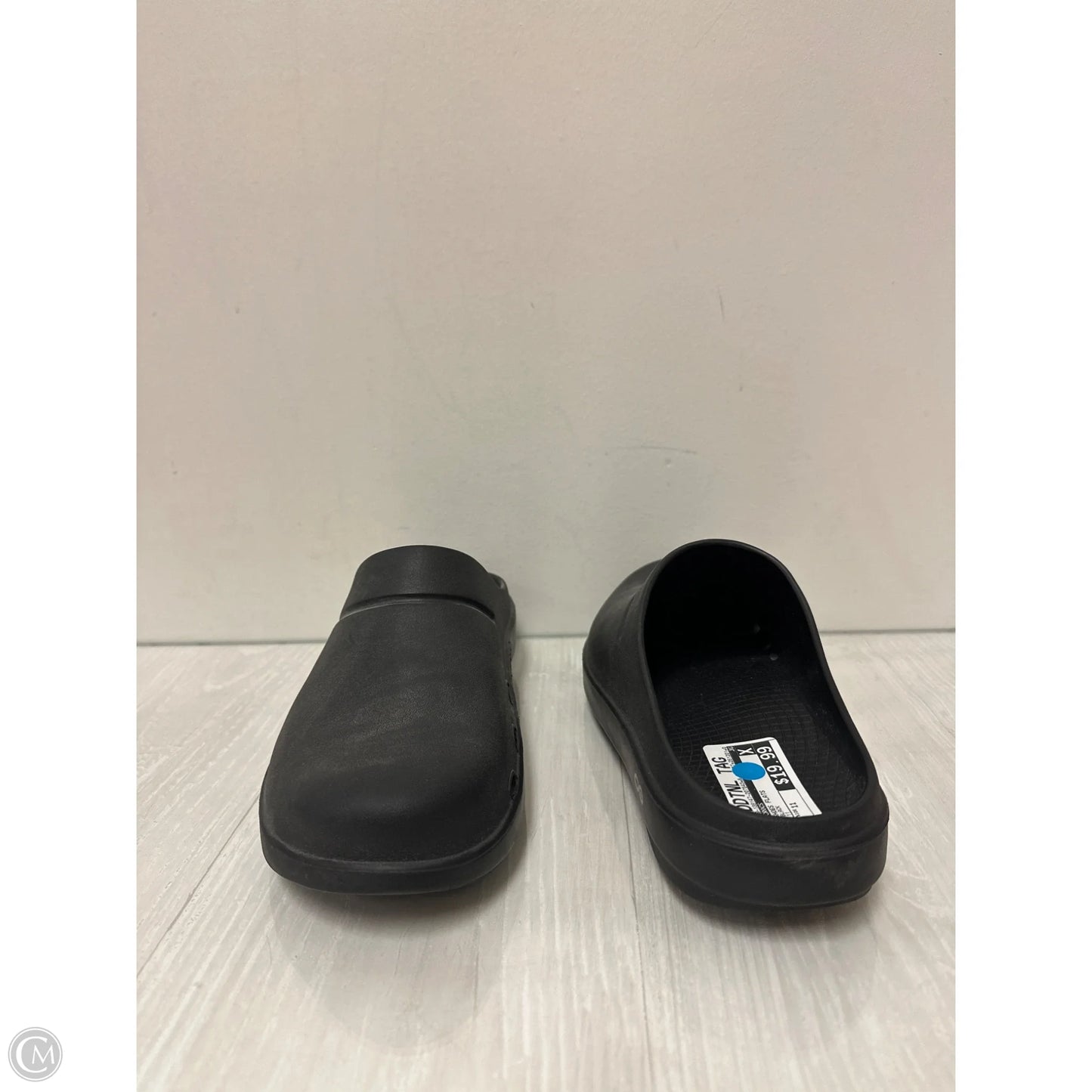Shoes Flats By Crocs In Black, Size: 11
