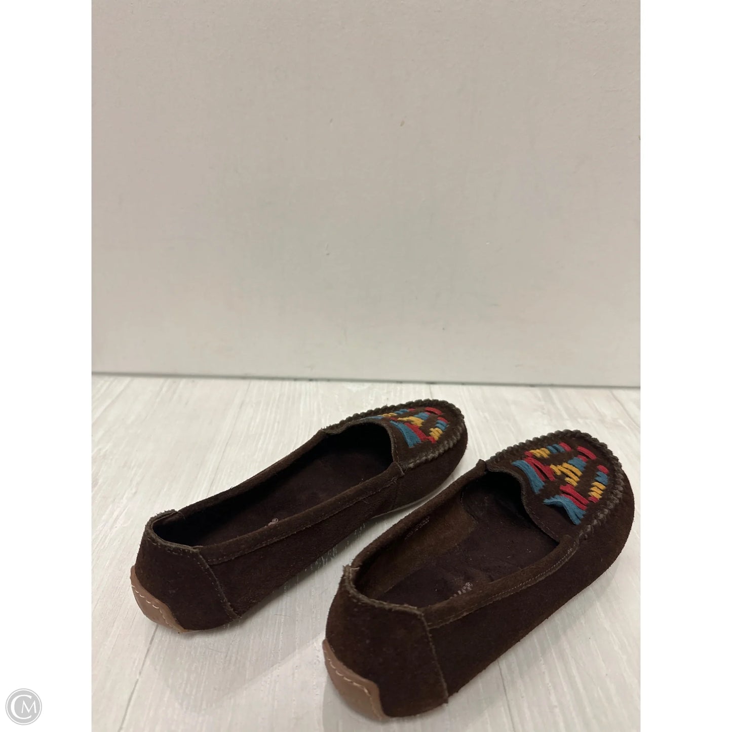 Shoes Flats By Minnetonka In Brown, Size: 6.5