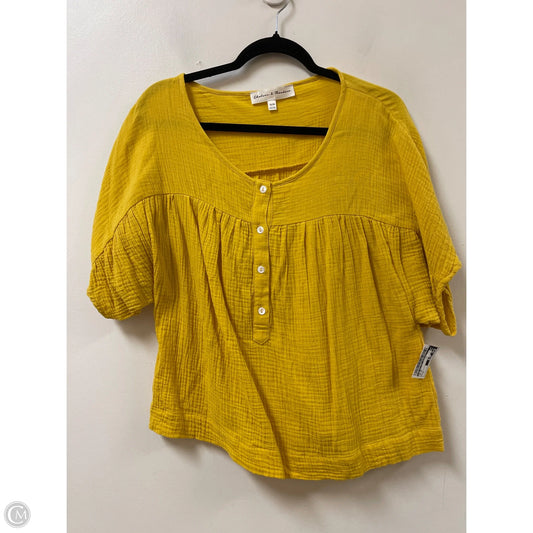 Top Short Sleeve By Chelsea And Theodore In Yellow, Size: M