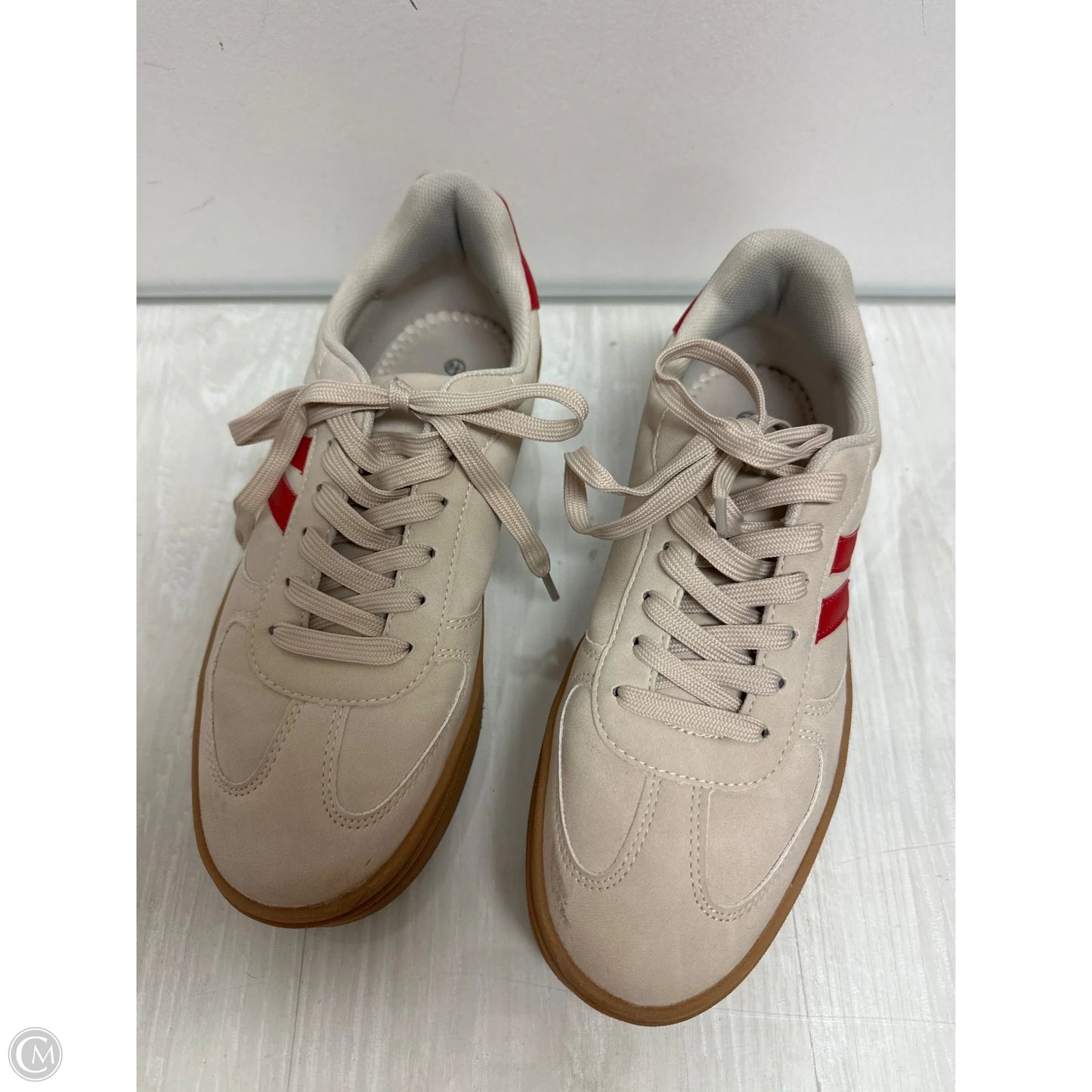Shoes Sneakers By Clothes Mentor In Tan, Size: 8.5