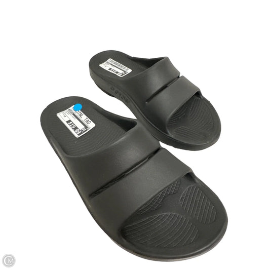 Sandals Flats By Oofos In Black, Size: 10