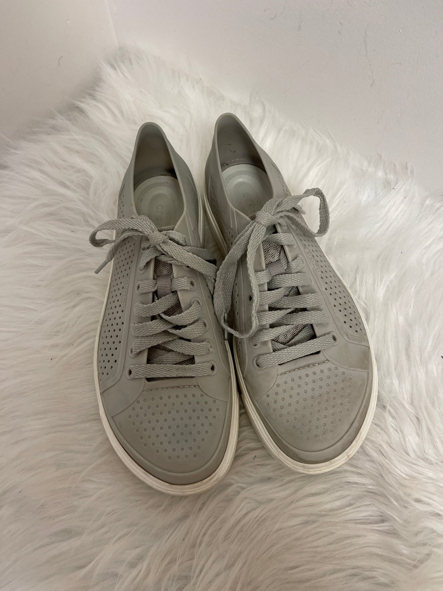 Shoes Sneakers By Crocs In Grey, Size: 8