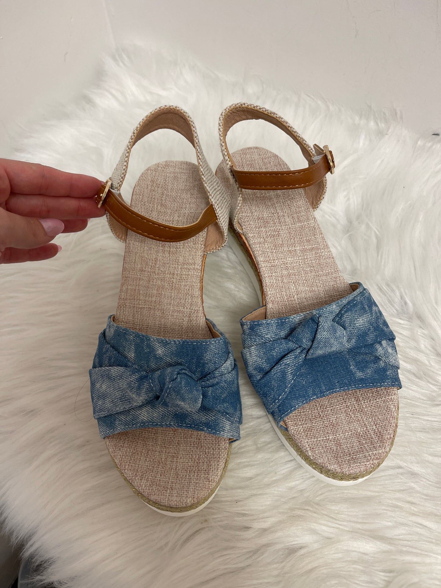 Sandals Flats By Clothes Mentor In Blue Denim, Size: 10