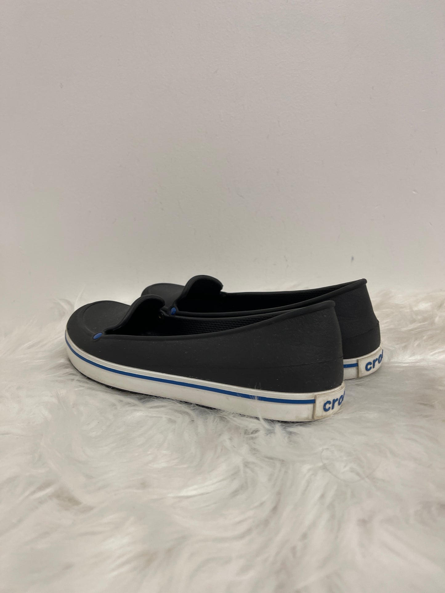 Shoes Flats By Crocs In Black, Size: 6