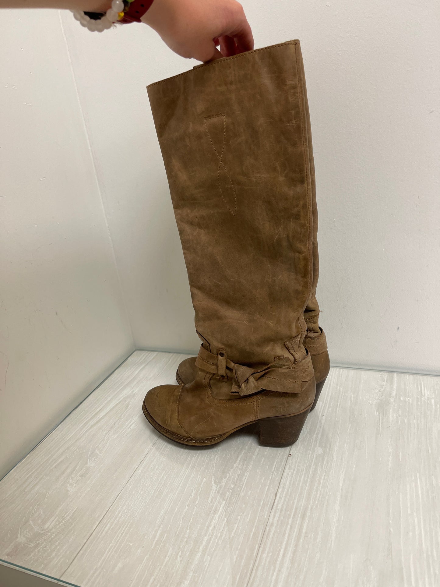 Boots Knee Heels By Clothes Mentor In Brown, Size: 5.5