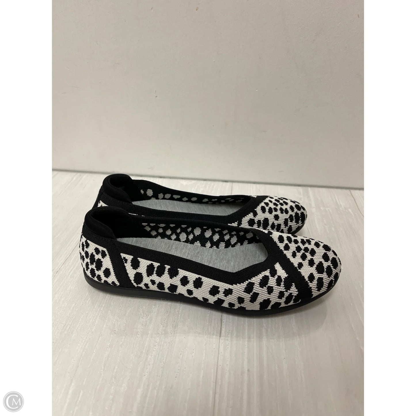Shoes Flats By Clarks In Black & White, Size: 7