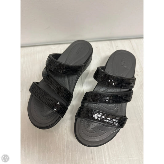 Sandals Flats By Crocs In Black, Size: 6