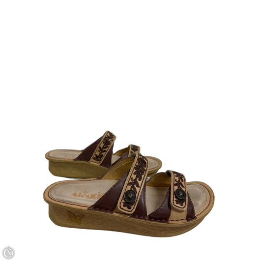 Sandals Flats By Alegria In Brown & Cream, Size: 6.5