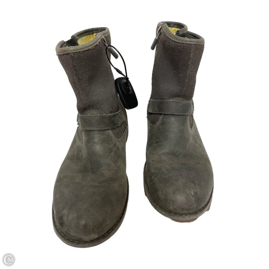 Boots Designer By Ugg In Grey, Size: 6