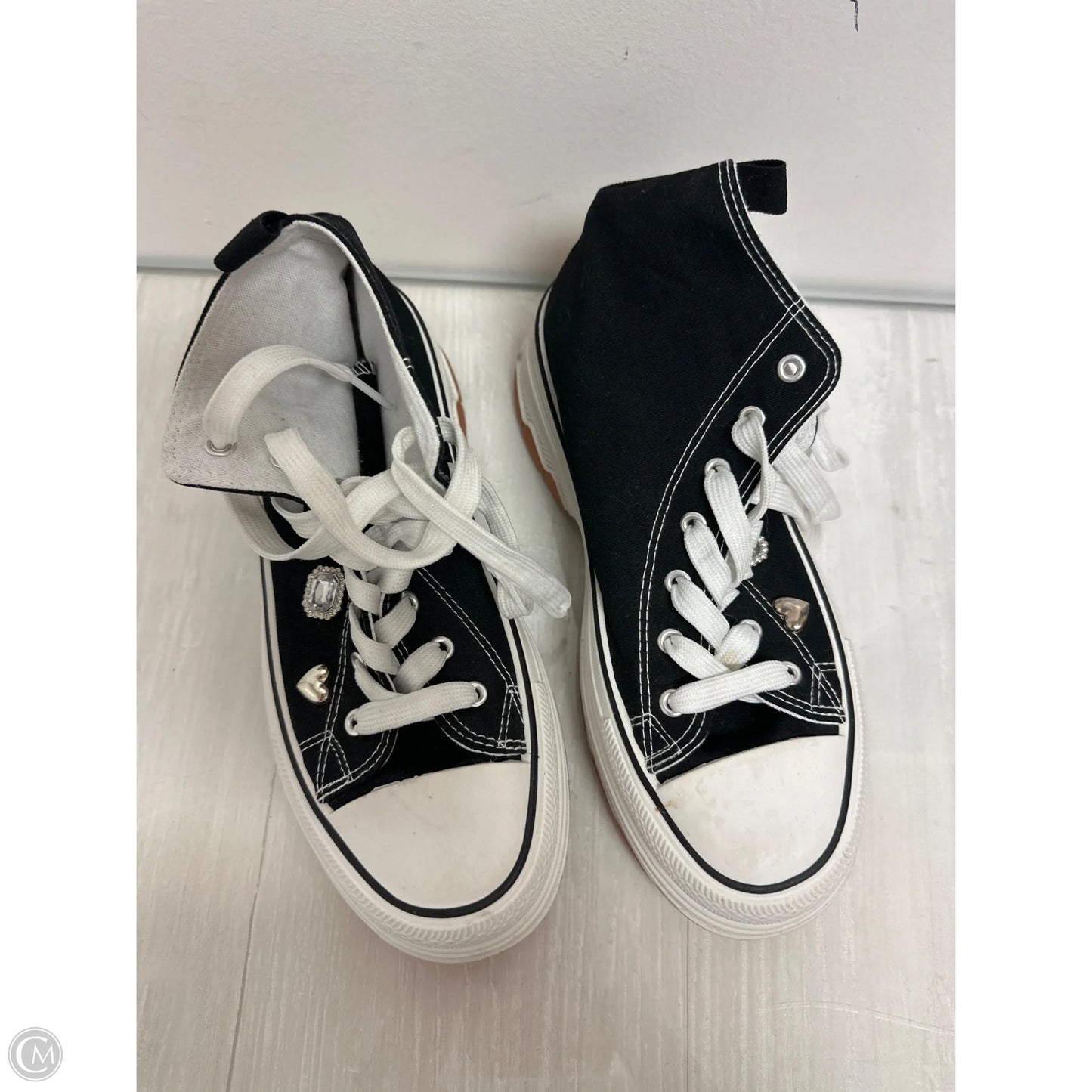 Shoes Sneakers By Clothes Mentor In Black & White, Size: 8.5
