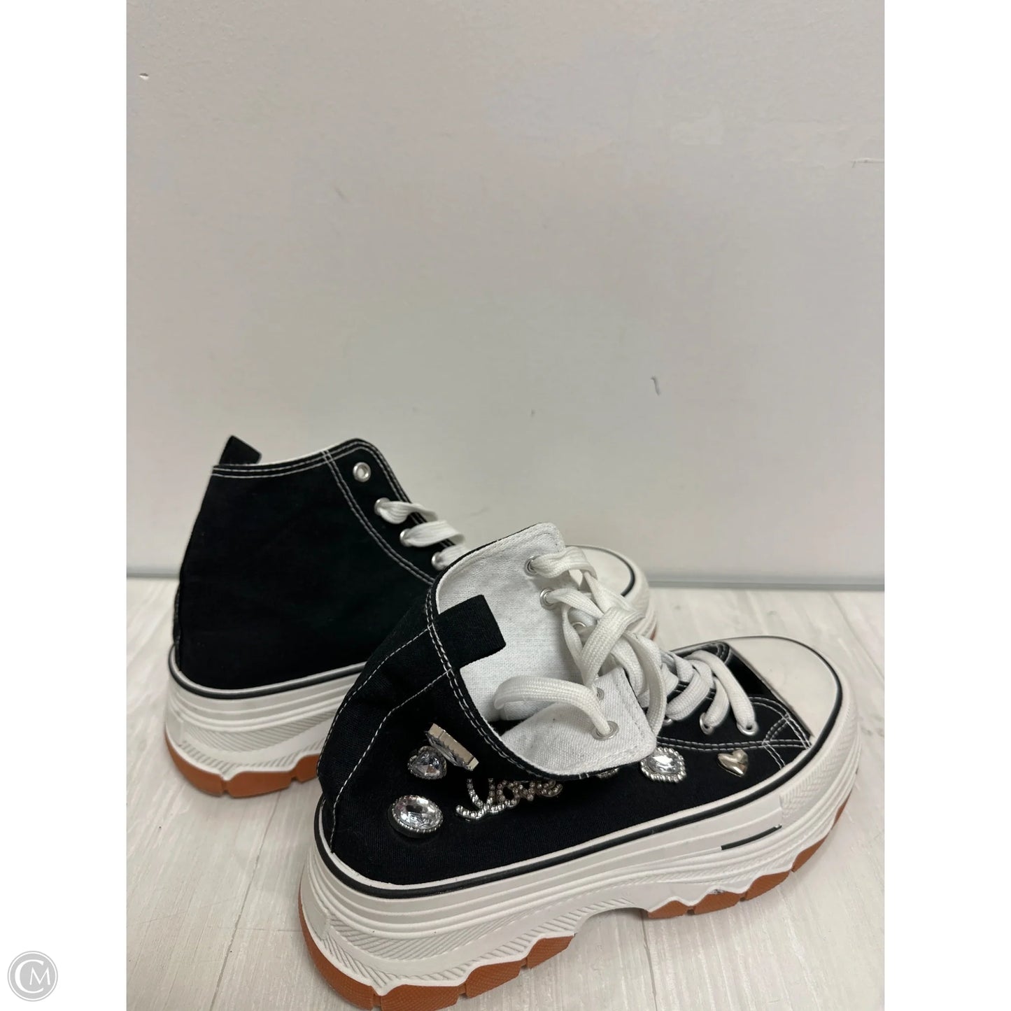 Shoes Sneakers By Clothes Mentor In Black & White, Size: 8.5