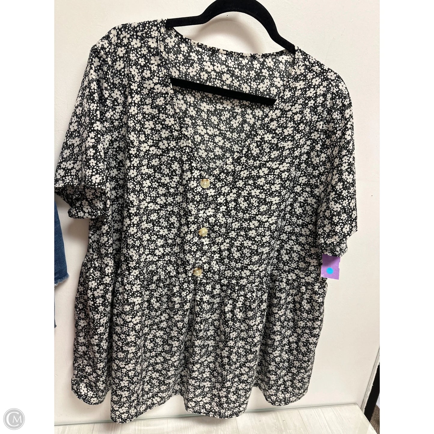 Top Short Sleeve By Clothes Mentor In Black & White, Size: L